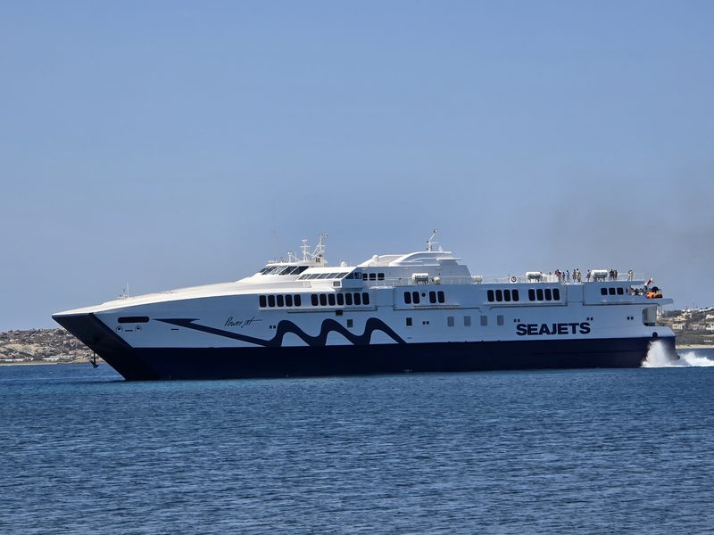A seasonal SeaJets ferry runs between Mykonos and Milos